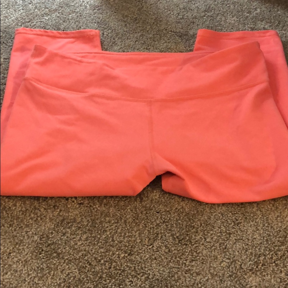 Fabletics melon colored cropped leggings